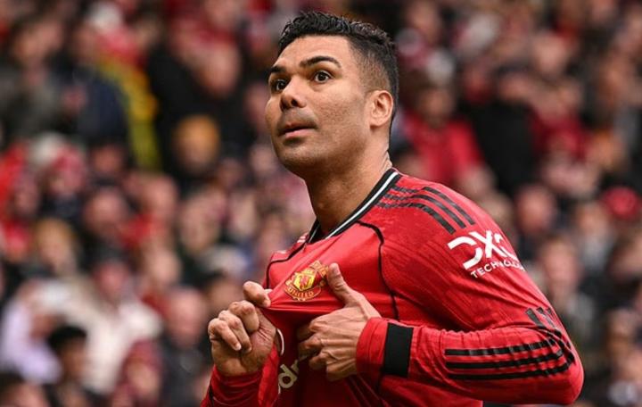  曼联更衣室氛围温暖；球员们一致挽留卡塞米罗；俱乐部战略选择推动离队。 体育新闻