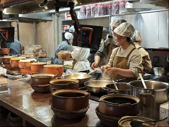  西贝创始人贾国龙试水新赛道；天边砂锅焖面北京首店人气高涨，独立运营策略引关注。 新闻 西贝创始人贾国龙试水新赛道；天边砂锅焖面北京首店人气高涨，独立运营策略引关注。 新闻