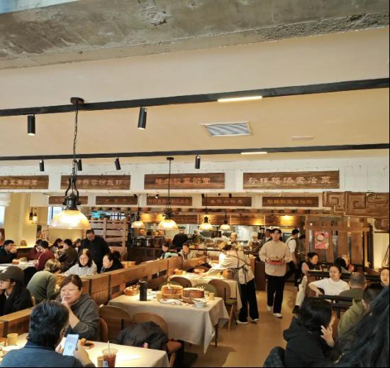  西贝创始人贾国龙试水新赛道；天边砂锅焖面北京首店人气高涨，独立运营策略引关注。 新闻 西贝创始人贾国龙试水新赛道；天边砂锅焖面北京首店人气高涨，独立运营策略引关注。 新闻