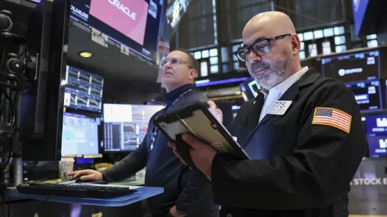 特朗普社交发声缓和中东紧张；美股高开强劲，能源股承压。