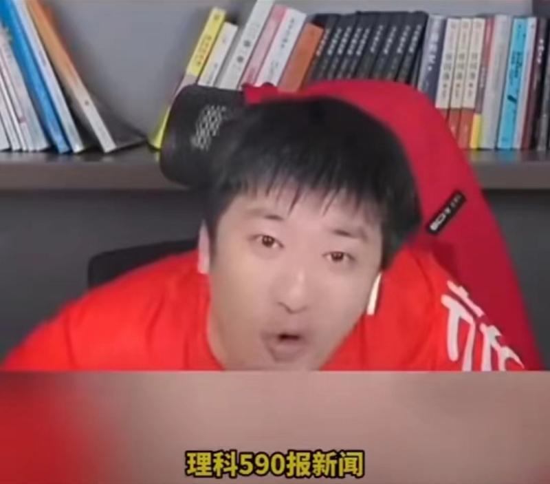  张雪峰社交平台头像调整为黑白；突发消息牵动公众视线。 教育招生