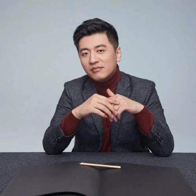  张雪峰社交平台头像调整为黑白；突发消息牵动公众视线。 教育招生