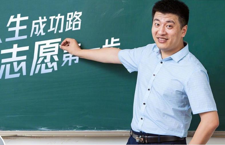  张雪峰社交平台头像调整为黑白；突发消息牵动公众视线。 教育招生