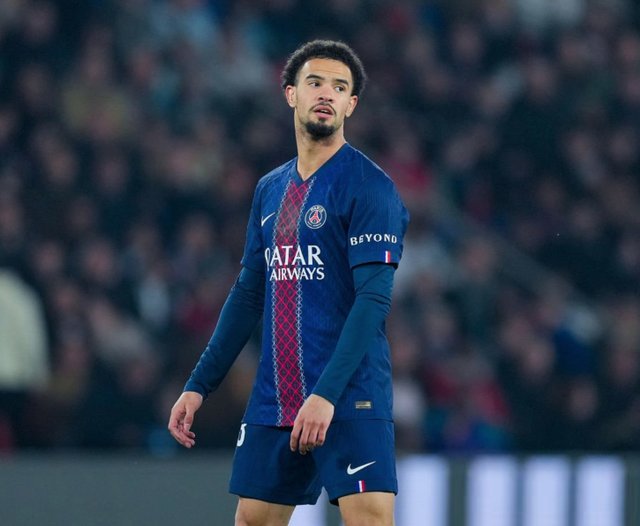  【战术深度】登贝莱与萨拉赫的边路博弈：欧冠1/4决赛的技术密码 体育新闻